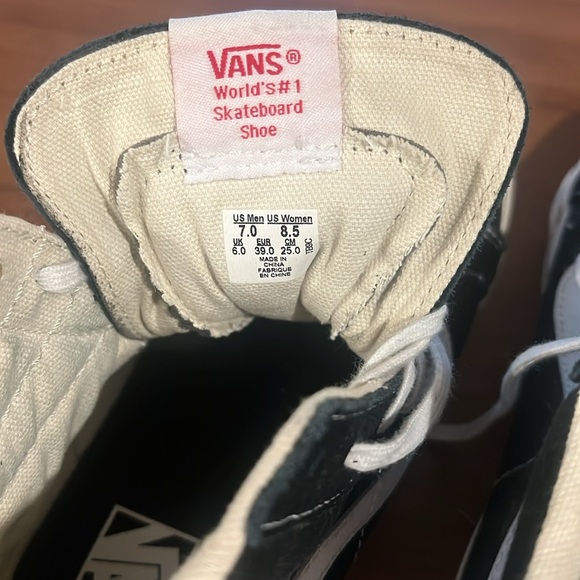 Vans high top sneakers, back and white mens 7, women’s 8.5 - Picture 5 of 6